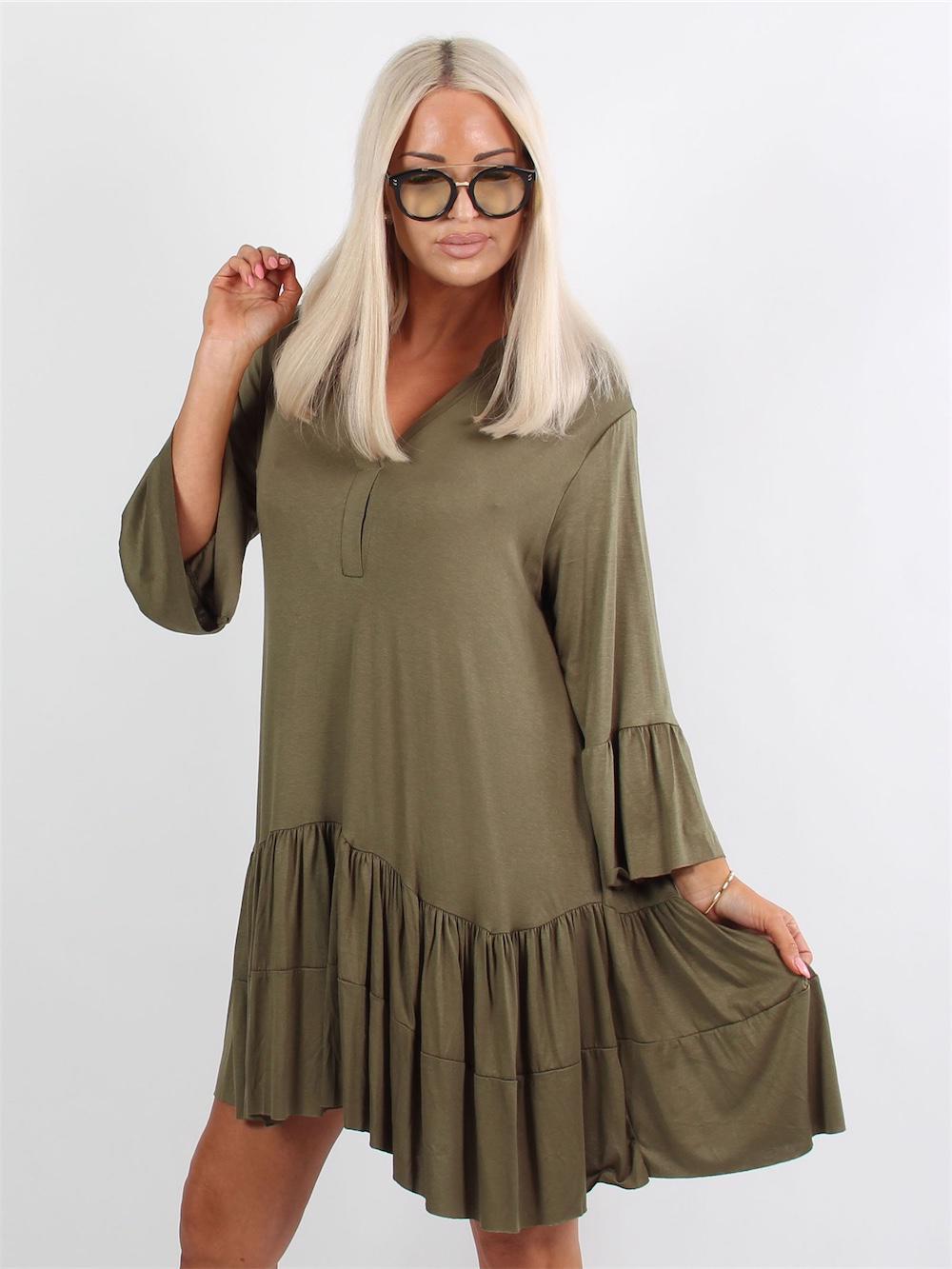 Pauline - Kjole med v-udskæring og lille flæseskørt